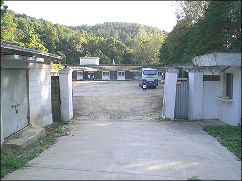 평화합의문 작성 장소  경기도 파주시 금산리 산골에 자리잡은 민속동요보존회 건물. 이스라엘과 팔레스타인 그리고 한국 학생들이 평화 합의문을 작성하며 숙박했다. 